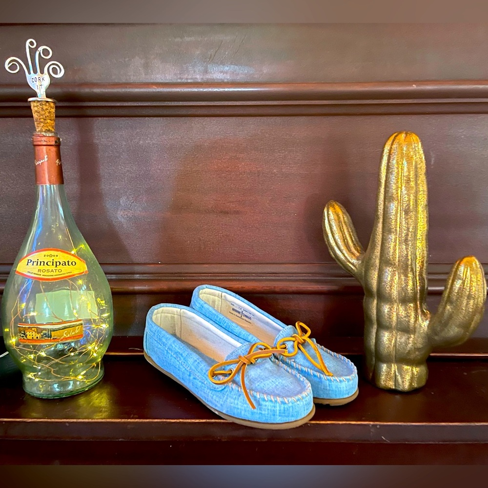 NWOT Minnetonka brand ~ Blue Chambray Moccasins, Size 7.5…